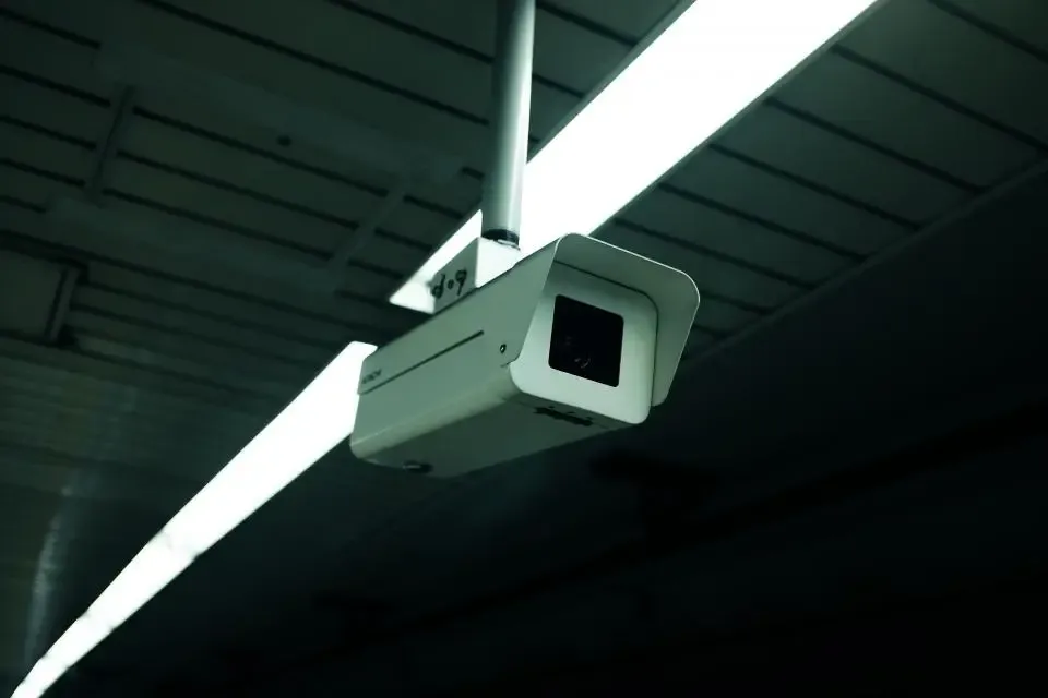 Câmera de segurança instalada em ambiente escuro