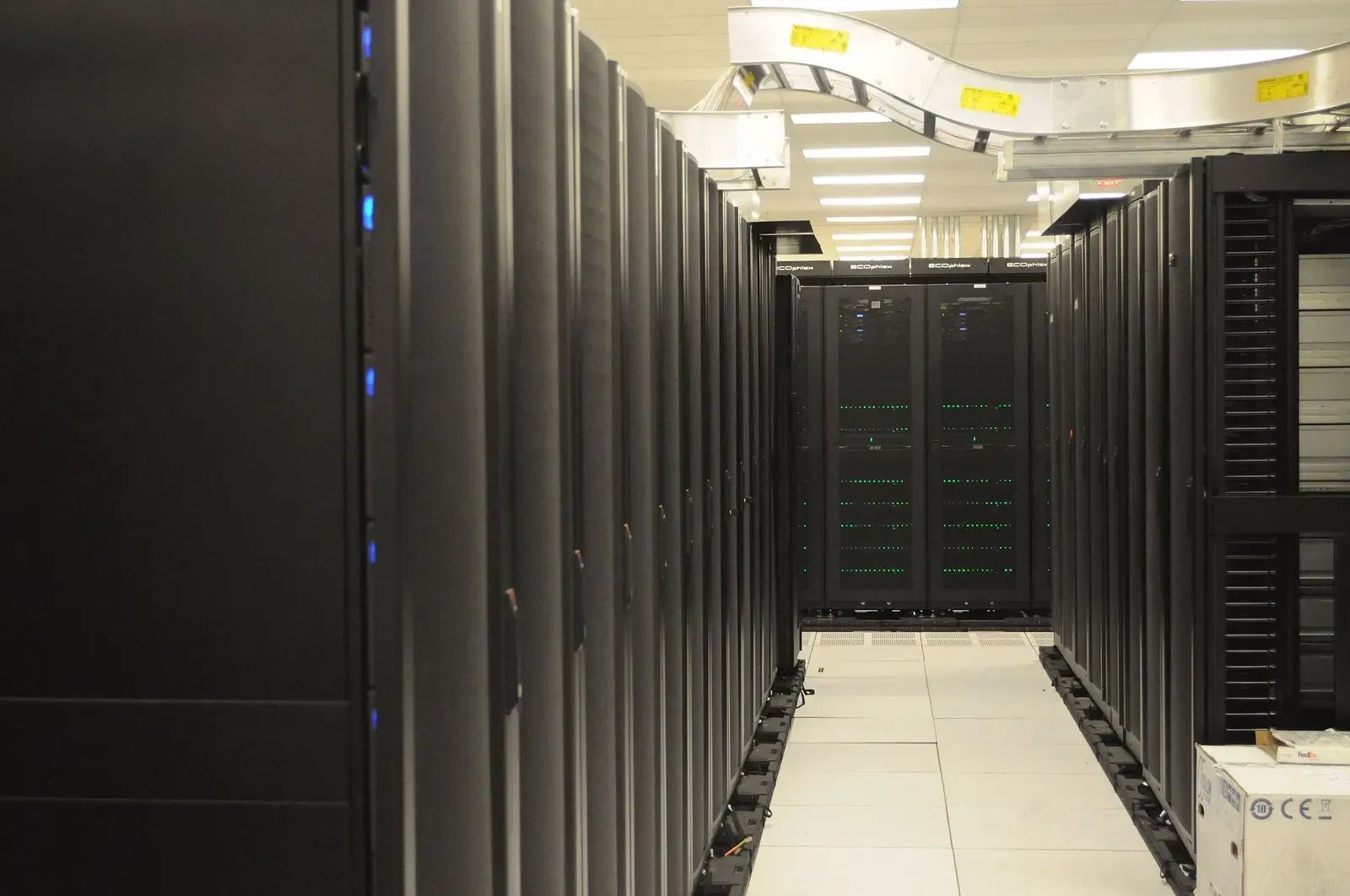 Fileira de racks de servidores em um data center